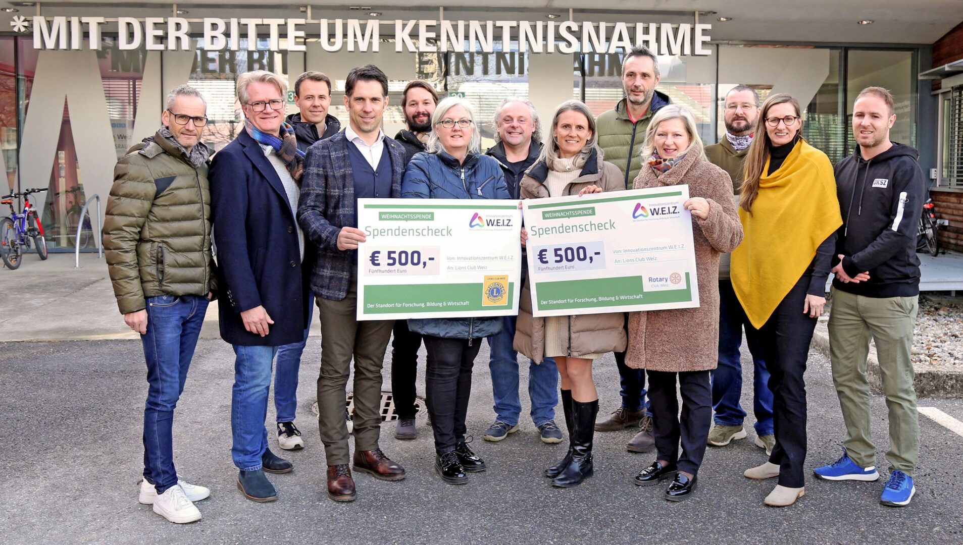 Spenden statt Wichteln: IZ-Team übergibt 1.000 € an wohltätige Vereine