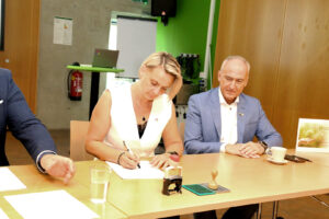 Vertragsunterzeichnung im Wood Vision Lab in Weiz